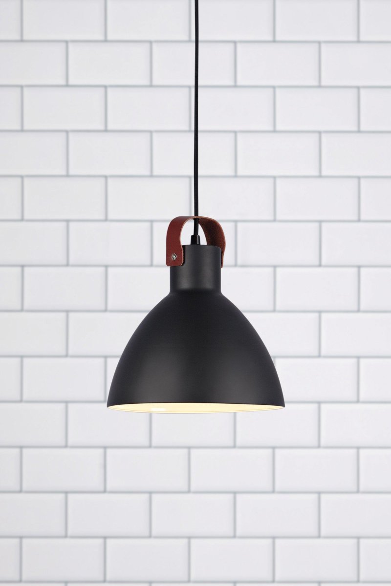 Eagle Ø22 Schwarz hängelampe Von Markslöjd - Mit einem Schirmdurchmesser von 22 cm und einem schwarzen Textilkabel ist diese Lampe eine perfekte Erg&auml;nzung f&uuml;r moderne Inneneinrichtungen.