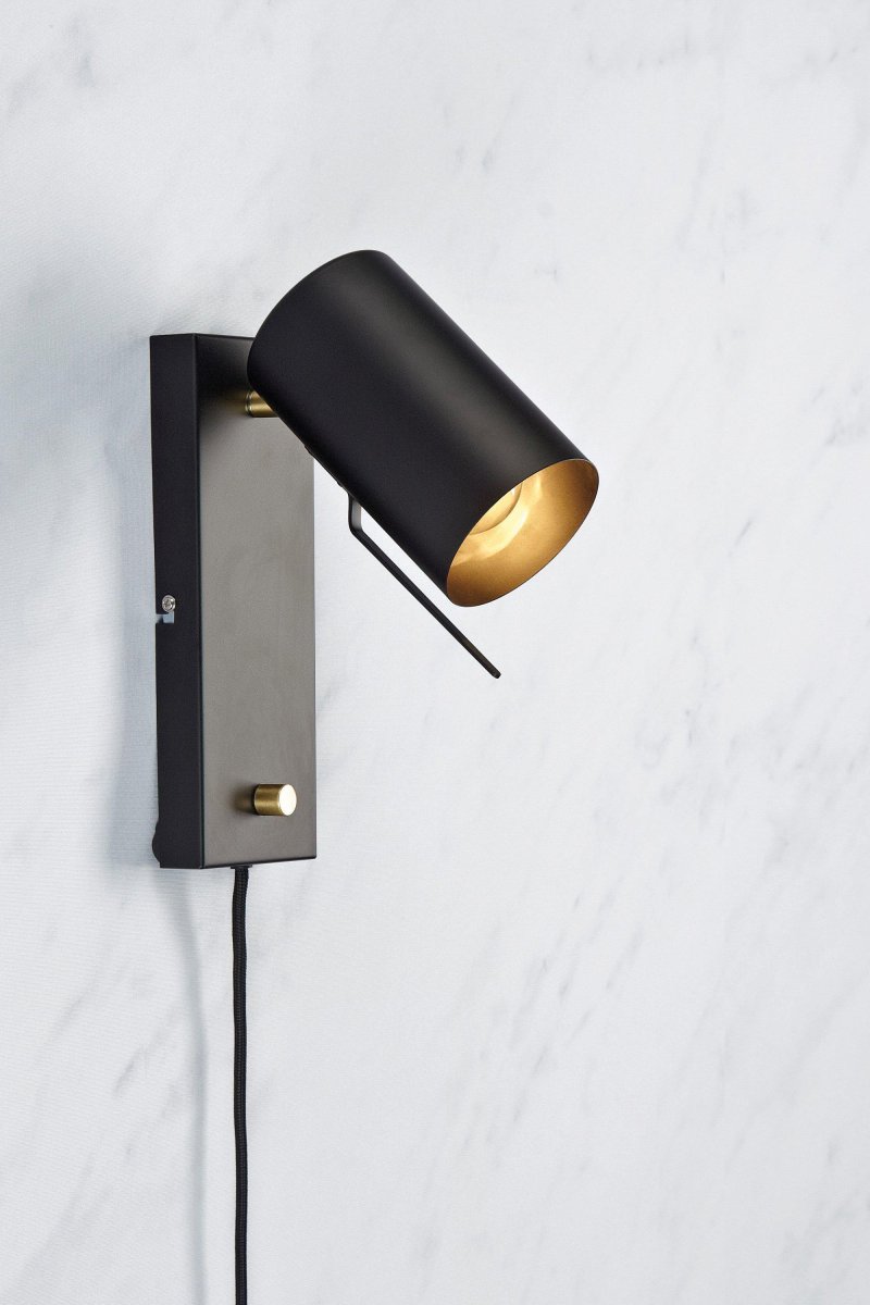 Carrie Schwarz leselampe Von Markslöjd - Stilvolle Details aus gebürstetem Messing, die es aus der Masse hervorstechen lassen.