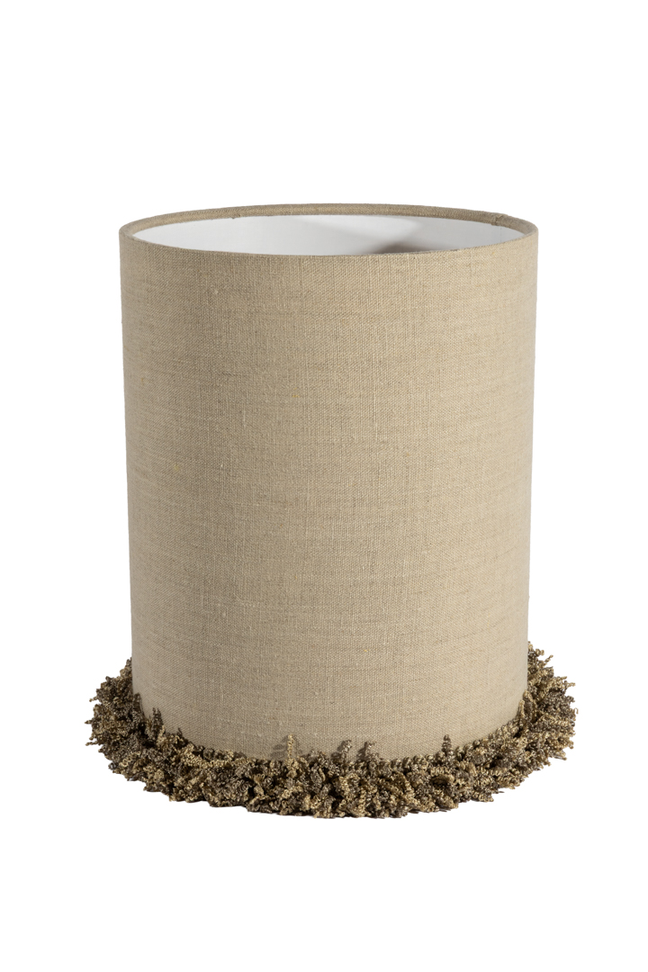 Lampshade Cylinder Fringe Ø22 Natur Von Alde & Lind - Die Kanten sind sorgfältig gefaltet, und entlang des unteren Randes verläuft eine dekorative, schwere Spitzenborte, die dem Lampenschirm ein elegantes und exklusives Detail verleiht.