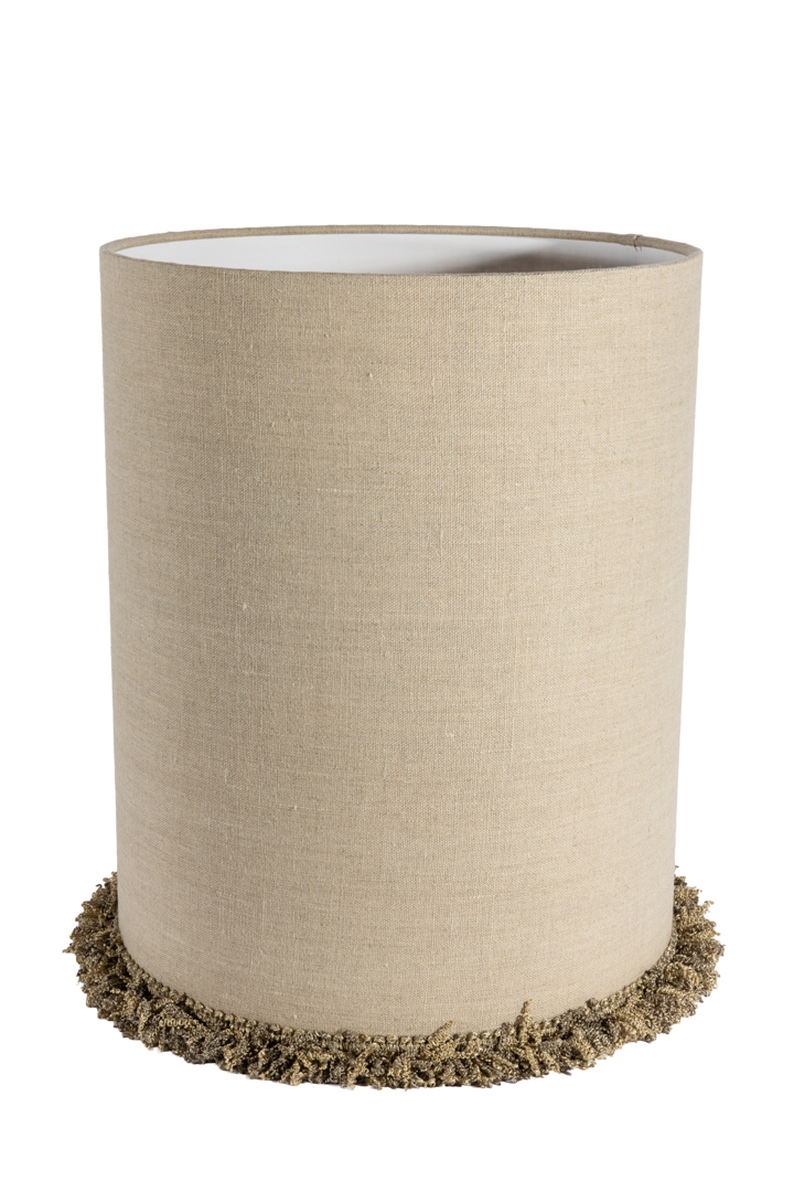 Lampshade Cylinder Fringe Ø30 Natur Von Alde & Lind - Die Kanten sind sorgfältig gefaltet, und entlang des unteren Randes verläuft eine dekorative, schwere Spitzenborte, die dem Lampenschirm ein elegantes und exklusives Detail verleiht.