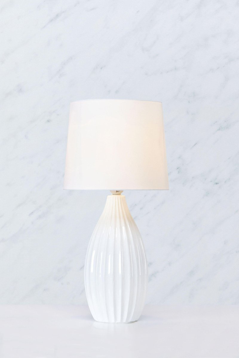 Stephanie 50cm Weiß tischlampe Von Markslöjd - Stephanie ist eine moderne Tischleuchte mit einem klassischen, weißen Keramiksockel und einem weißen Textilschirm.