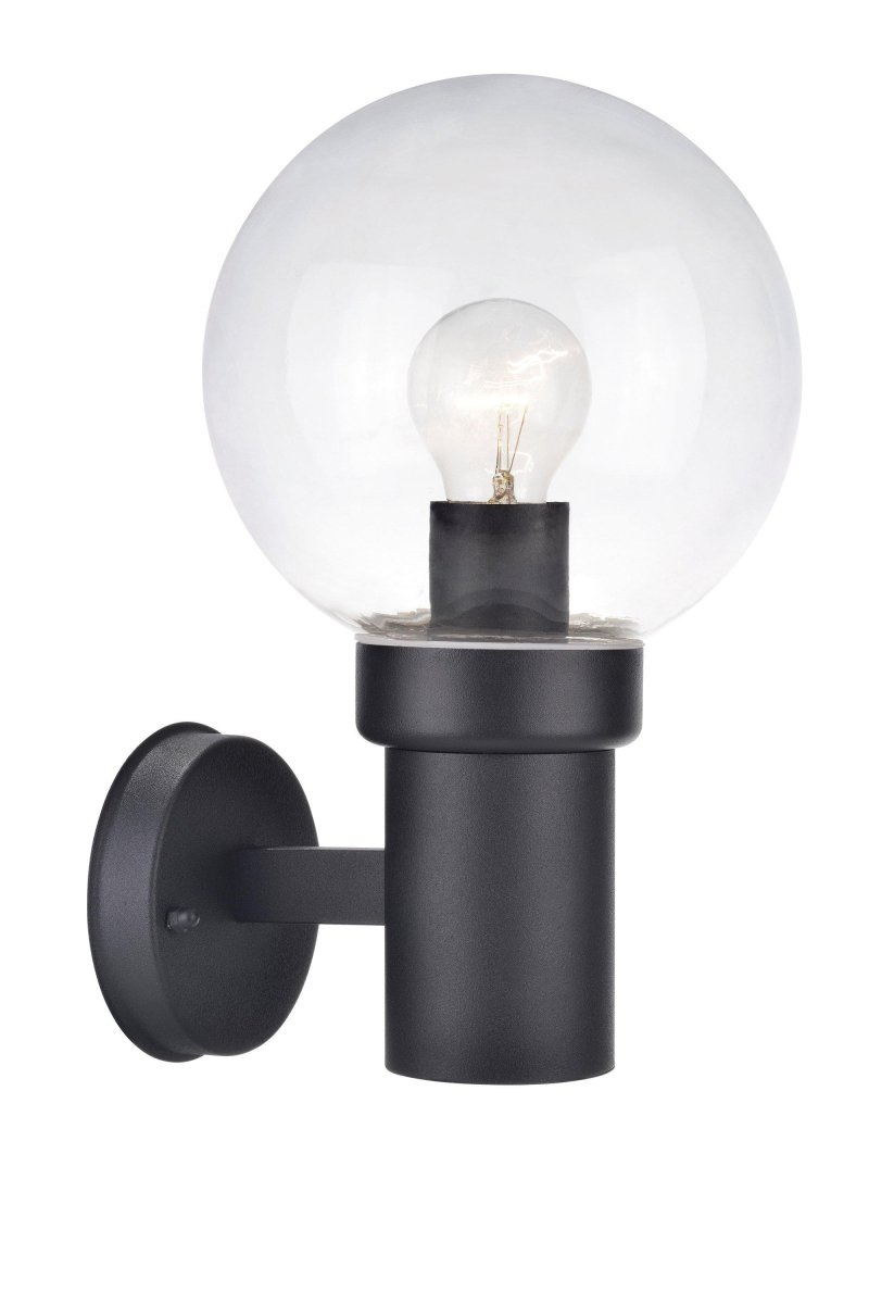 Caris Schwarz außenlampe Von Markslöjd - Mit einem robusten, schwarzen Metallsockel und einem gro&szlig;en, klaren Glasschirm verbreitet die Leuchte ein klares und angenehmes Licht, das eine einladende Atmosph&auml;re schafft.