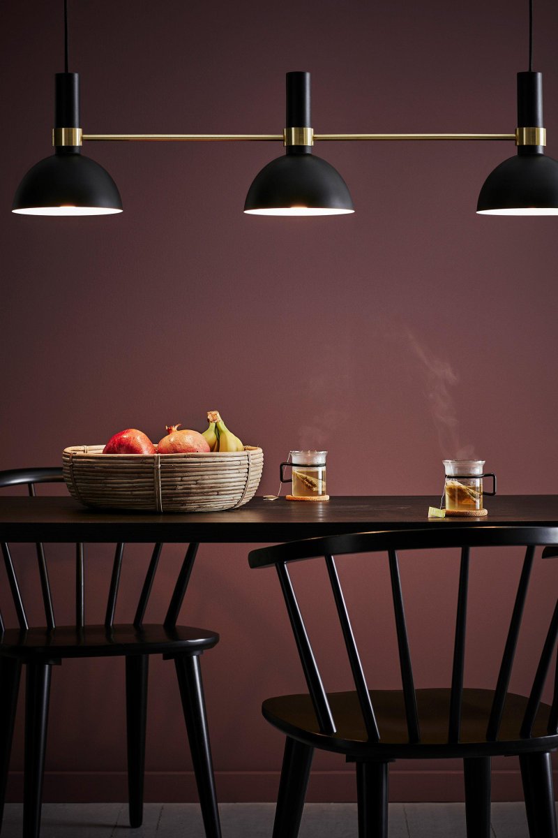 Larry 100cm Schwarz hängelampe Von Markslöjd - Die Deckenleuchte Larry mit drei Schirmen ist ein Klassiker in moderner Ausführung, perfekt für den Küchentisch oder die Kücheninsel.