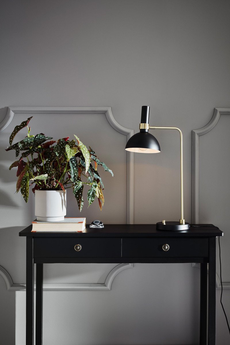 Larry 65cm Gebürstetes Messing schreibtischlampe Von Markslöjd - Larry ist eine stilvolle und dezente Tischleuchte, die dem Arbeitsplatz, dem Nachttisch oder dem Flur eine elegante Note verleiht.