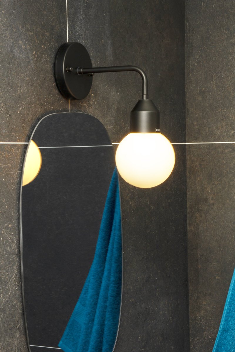 Florens Ø12 Schwarz badezimmerlampe Von Aneta Lighting - Florens ist eine stilvolle Badezimmerleuchte aus schwarz lackiertem Metall mit einer runden Kuppel aus opalweißem Glas, die ein sanftes und angenehmes Licht verbreitet.
