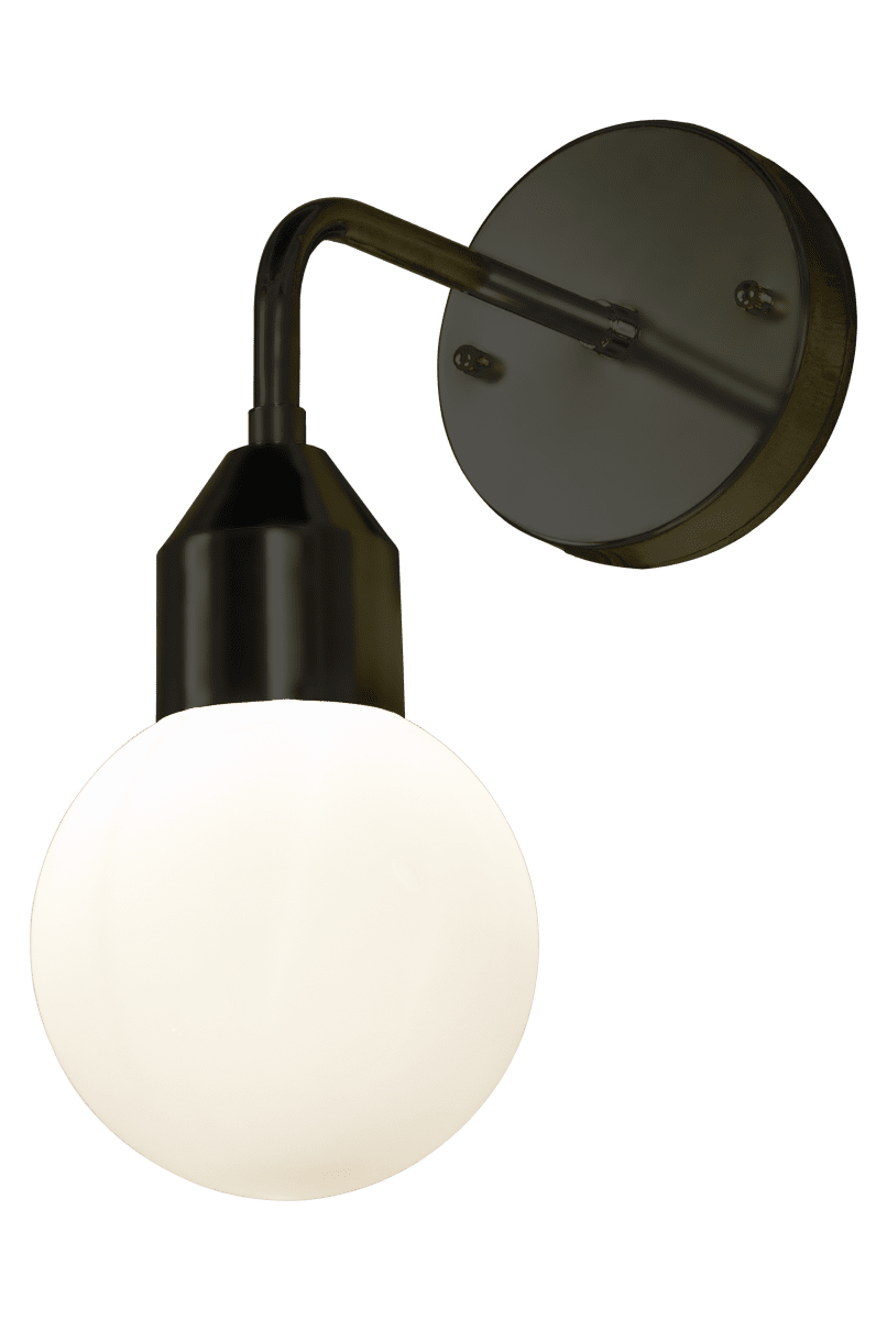 Florens Ø12 Schwarz badezimmerlampe Von Aneta Lighting - Florens ist eine stilvolle Badezimmerleuchte aus schwarz lackiertem Metall mit einer runden Kuppel aus opalweißem Glas, die ein sanftes und angenehmes Licht verbreitet.