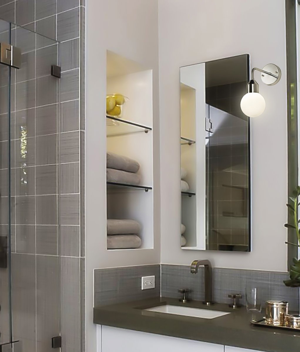 Florens Ø12 Chrom badezimmerlampe Von Aneta Lighting - Die stilvolle Badezimmerleuchte Florens aus verchromtem Metall mit einer runden, opalweißen Glaskuppel spendet ein sanftes und angenehmes Licht.