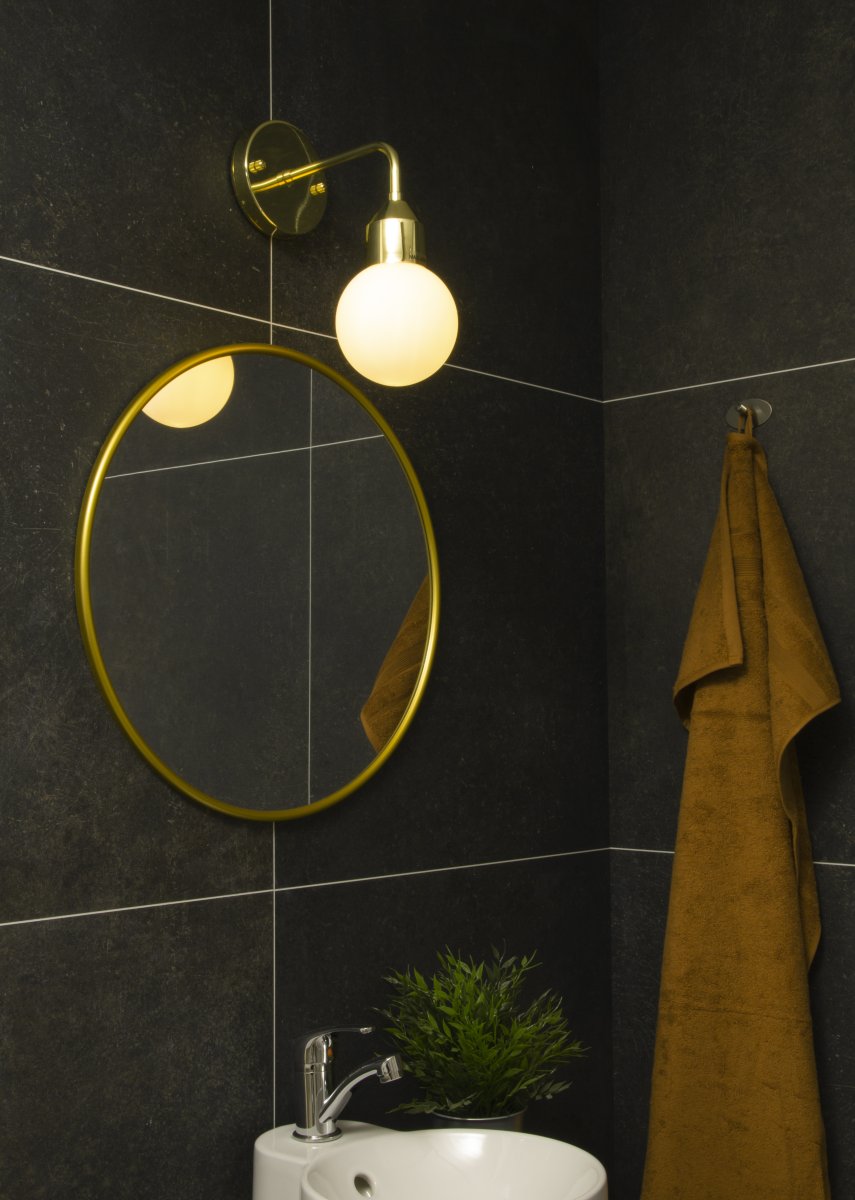 Florens Ø12 Messing badezimmerlampe Von Aneta Lighting - Florens ist eine stilvolle Badezimmerleuchte aus messingfarbenem Metall mit einer runden Kuppel aus opalweißem Glas, die ein sanftes und angenehmes Licht verbreitet.