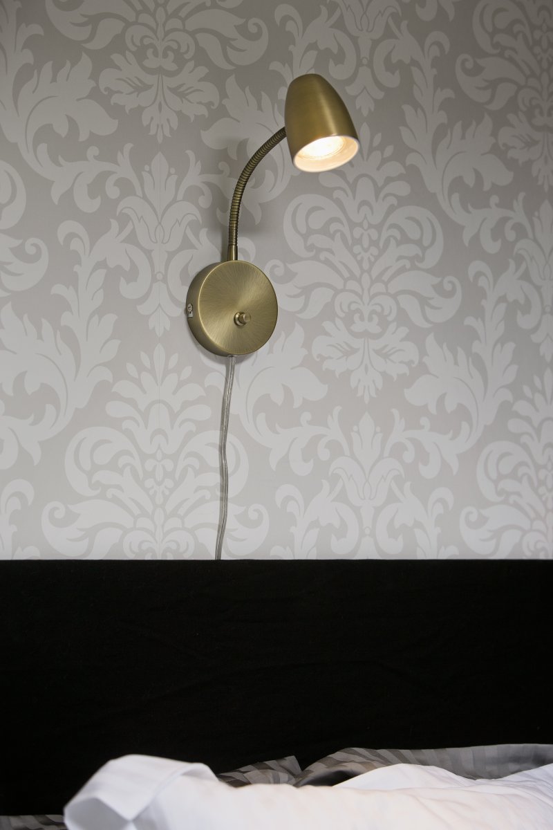 Sandnes Antiquität leselampe Von Aneta Lighting - Sandnes ist die optimale Nachttischlampe, die sich mit einem Flexgelenk einfach in beide Richtungen und mit ihrem Dimmer in der Helligkeit verstellen lässt.