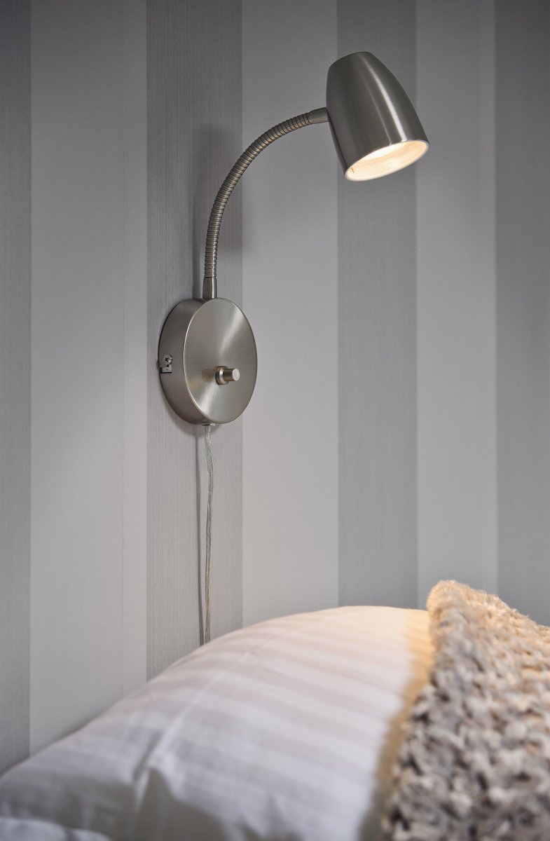 Sandnes Stahl leselampe Von Aneta Lighting - Sandnes ist die optimale Nachttischlampe, die sich mit einem Flexgelenk einfach in beide Richtungen und mit ihrem Dimmer in der Helligkeit verstellen lässt.