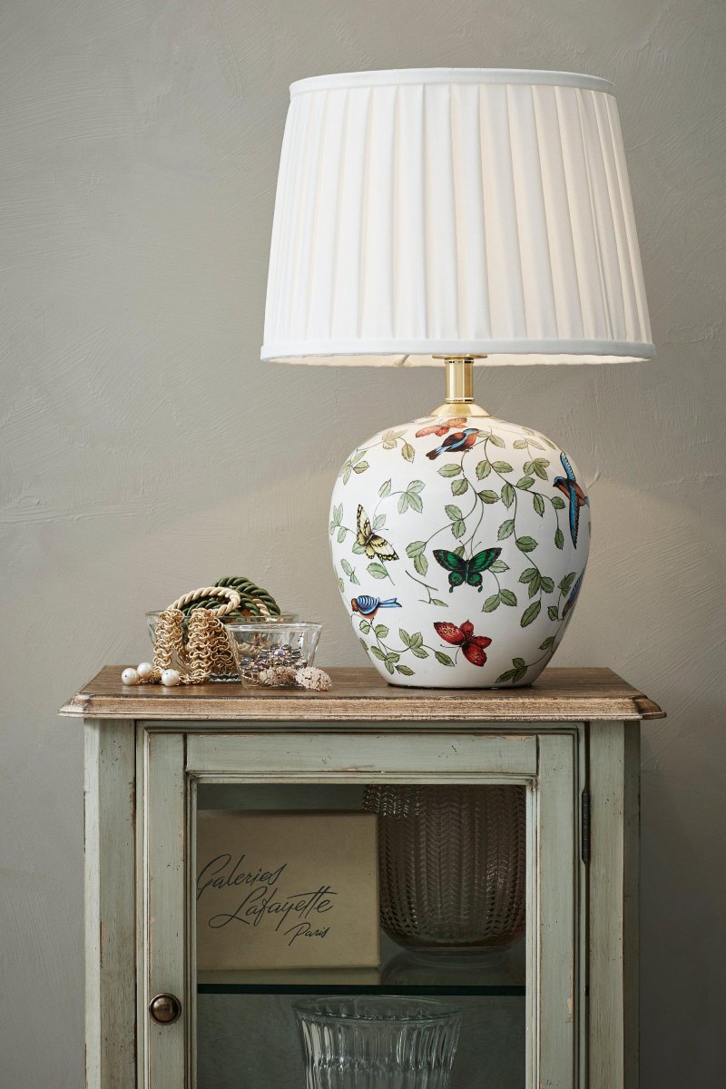 Mansion 48cm Mehrfarbig tischlampe Von Markslöjd - Mit ihrem schönen und nostalgischen Design wird diese Lampe ein zeitloses Element in Ihrem Interieur sein und eine gemütliche und heimelige Atmosphäre schaffen.