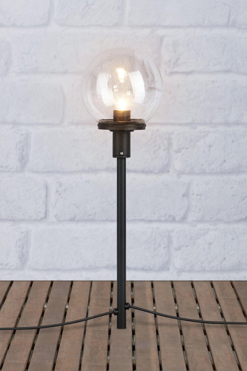 Pollerleuchte 50cm Schwarz Garden 24 Von Markslöjd - Garden 24 verf&uuml;gt &uuml;ber die Schutzart IP44 und ist f&uuml;r die Garten- und Au&szlig;enbeleuchtung geeignet, die Sie einfach installieren k&ouml;nnen.