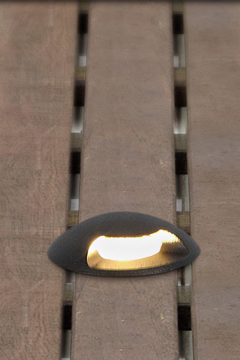 Treppenspot 0,8W Schwarz Garden 24 Von Markslöjd - Garden 24 verf&uuml;gt &uuml;ber die Schutzart IP44 und ist f&uuml;r die Garten- und Au&szlig;enbeleuchtung geeignet, die Sie einfach installieren k&ouml;nnen.