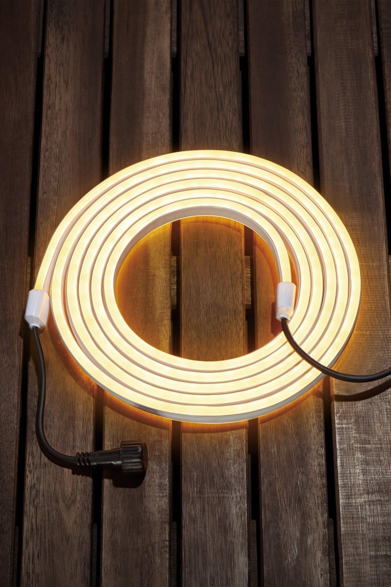 Flexibel LED-Leiste Weiß Garden 24 Von Markslöjd - Der LED-Streifen verf&uuml;gt &uuml;ber eine feste Beleuchtung von 13 W und ist f&uuml;r den Einsatz im Au&szlig;enbereich gem&auml;&szlig; IP44 zertifiziert.