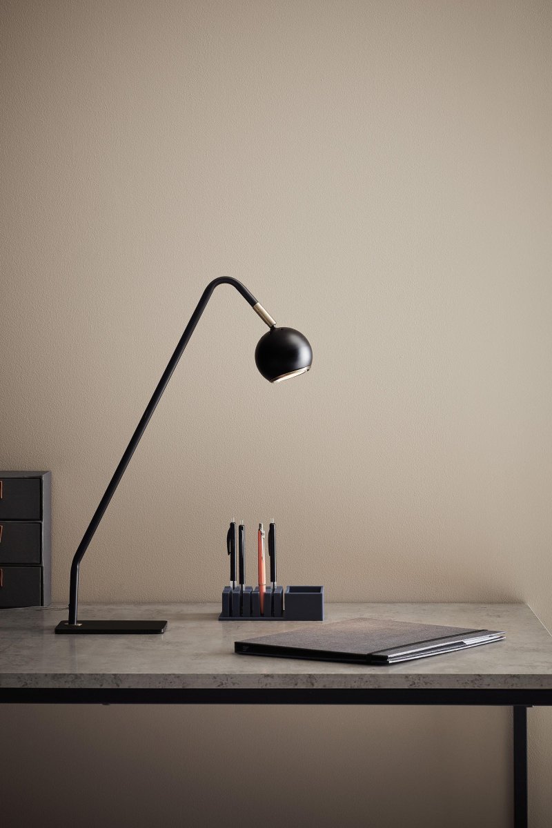 Coco 48cm Schwarz schreibtischlampe Von Markslöjd - Der abgewinkelte Arm und der runde Lampenschirm der Lampe sorgen sowohl f&uuml;r gerichtetes Licht als auch f&uuml;r ein stilvolles Aussehen, perfekt f&uuml;r Arbeitspl&auml;tze oder Lernecken.