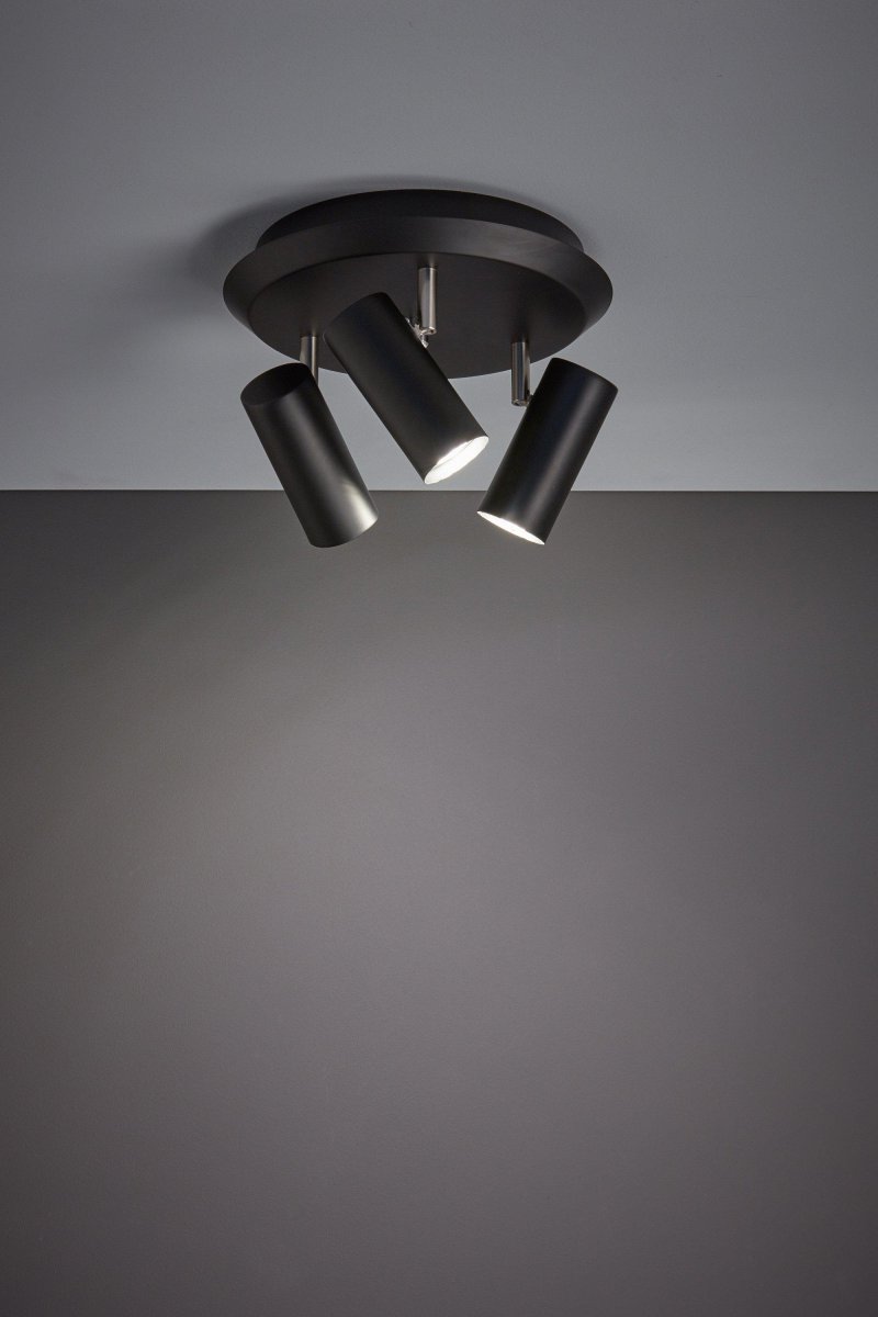 Barcelona 3 Schwarz spotlight Von Markslöjd - Die Deckenleuchte Barcelona verfügt über drei Strahler in gerader Zylinderform.