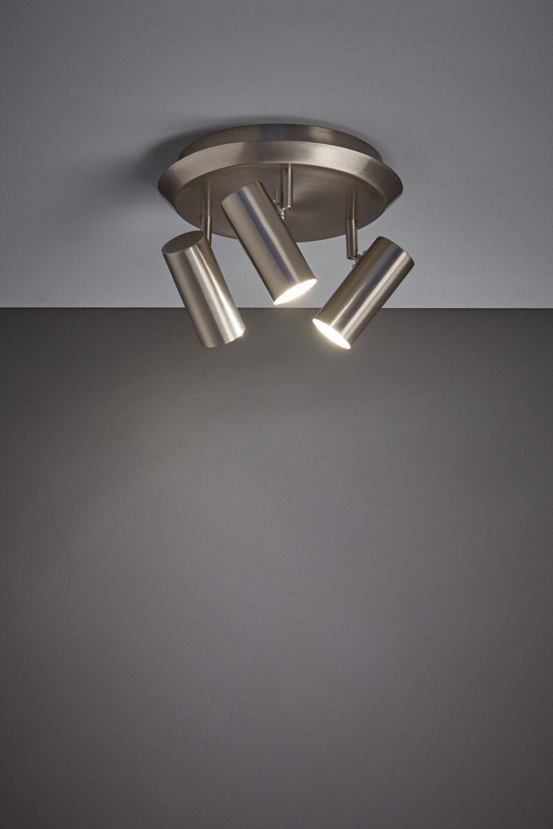 Barcelona 3 Stahl spotlight Von Markslöjd - Die Deckenleuchte Barcelona verfügt über drei Strahler in gerader Zylinderform.