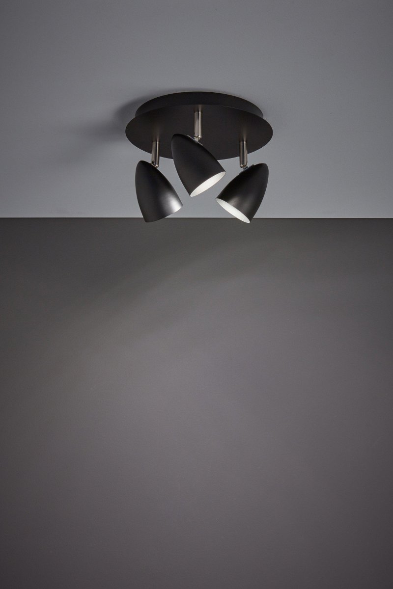 Ciro 3 Schwarz spotlight Von Markslöjd - Mit drei verstellbaren Strahlern in elegantem Mattschwarz und silbernen Details vermittelt es einen edlen Eindruck und erm&ouml;glicht eine perfekte Lichteinstellung f&uuml;r jeden Raum.