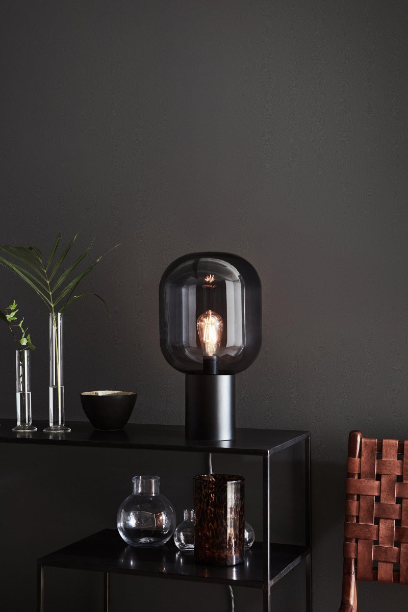 Brooklyn 44cm Schwarz/Rauchig tischlampe Von Markslöjd - Der Lampenschirm aus Rauchglas sorgt für ein sanftes und stimmungsvolles Licht und setzt die Lichtquelle dekorativ in Szene.