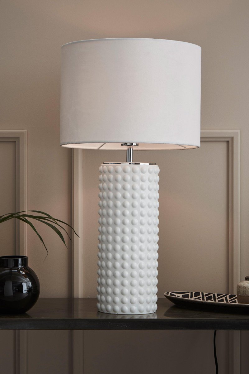 Proud 65cm Weiß tischlampe Von Markslöjd - Die stilvolle Tischleuchte Proud ist mit ihrem hohen, perlenden Glassockel und dem eleganten Textilschirm ein echtes Highlight in der Inneneinrichtung.