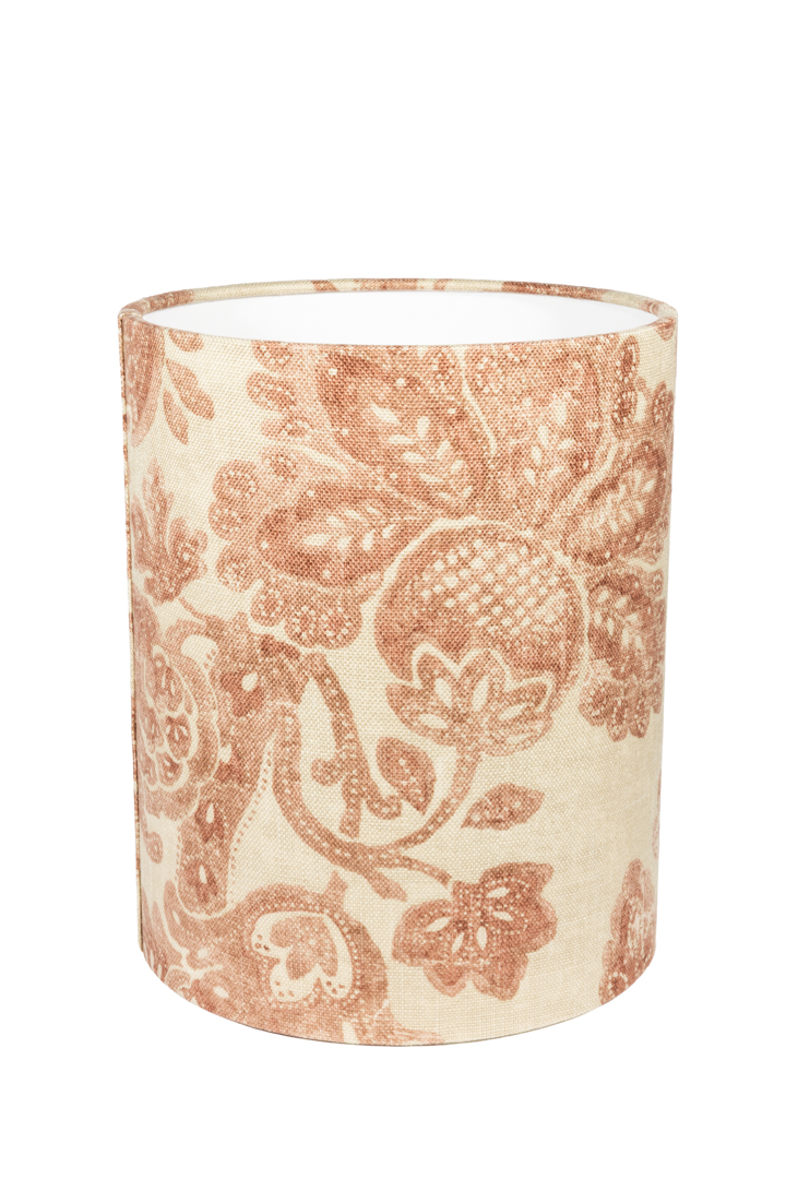 Lampshade Cylinder Sunshine Ø22 Dunkelrot Von Alde & Lind - Der Sunshine-Stoff kombiniert einen hellen Grundton mit einem detaillierten Blumenmuster in gedeckten, dunklen Erdtönen, die dem Schirm eine warme und sanfte Ausstrahlung verleihen.