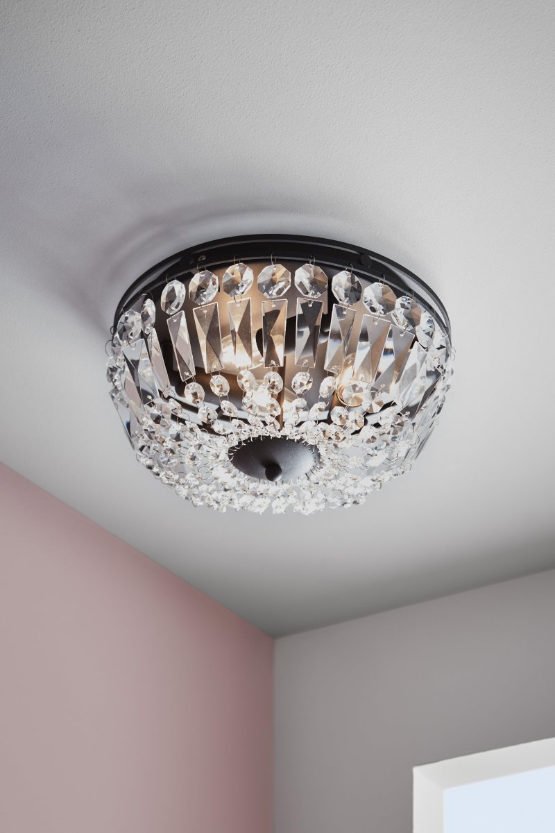 Vasa Ø30 Chrom badezimmerlampe Von Markslöjd - Diese elegante Deckenleuchte aus Kristall hat einen schwarzen Metallrahmen und wunderschöne maschinengeschliffene Prismen, die einen luxuriösen Eindruck erwecken.