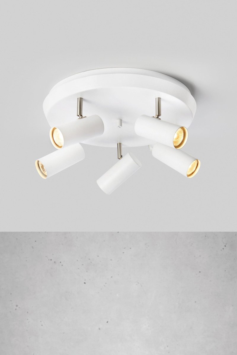 Torino 5 Weiß spotlight Von Markslöjd - Der Deckenstrahler Torino verfügt über fünf ausrichtbare Lichtquellen und ist daher ideal für den Flur oder das Büro, wo viel Licht benötigt wird.