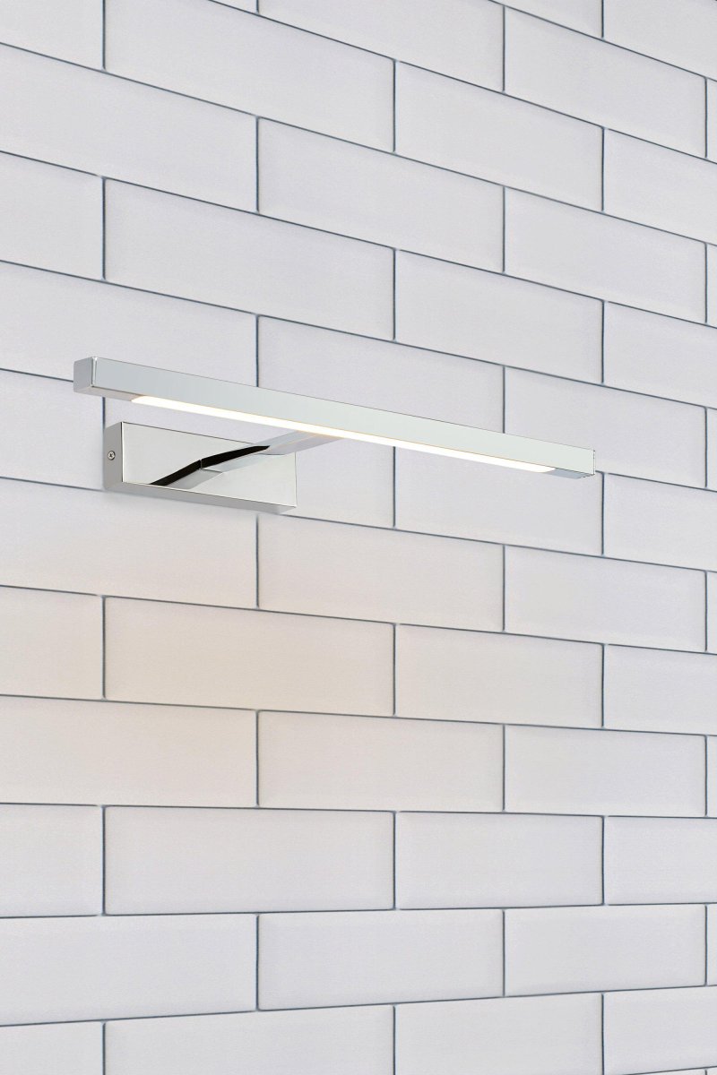 Neptunus 60cm Chrom badezimmerlampe Von Markslöjd - Diese elegante und moderne Wandleuchte ist die perfekte Wahl für die stilvolle Beleuchtung von Spiegeln und Badezimmern.
