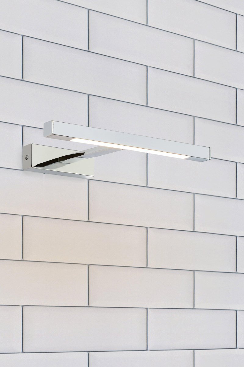 Neptunus 38cm Chrom badezimmerlampe Von Markslöjd - Diese elegante und moderne Wandleuchte ist die perfekte Wahl für die stilvolle Beleuchtung von Spiegeln und Badezimmern.