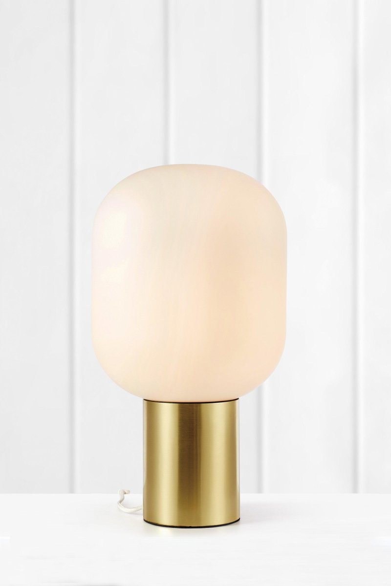 Brooklyn 44cm Gebürstetes Messing tischlampe Von Markslöjd - Brooklyn ist ein modernes, zeitgen&ouml;ssisches Herzst&uuml;ck.