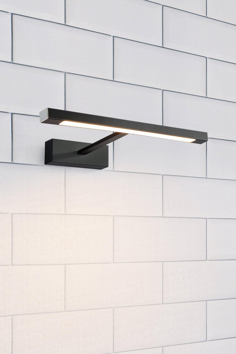 Neptunus 60cm Schwarz badezimmerlampe Von Markslöjd - Diese elegante und moderne Wandleuchte ist die perfekte Wahl für die stilvolle Beleuchtung von Spiegeln und Badezimmern.