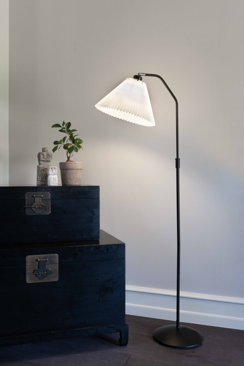 Berlin Schwarz stehlampe Von Halo Design - Der Bildschirm ist neigbar, sodass Sie ihn auch problemlos als Leselampe am Sofa oder im Wohnzimmer verwenden können.