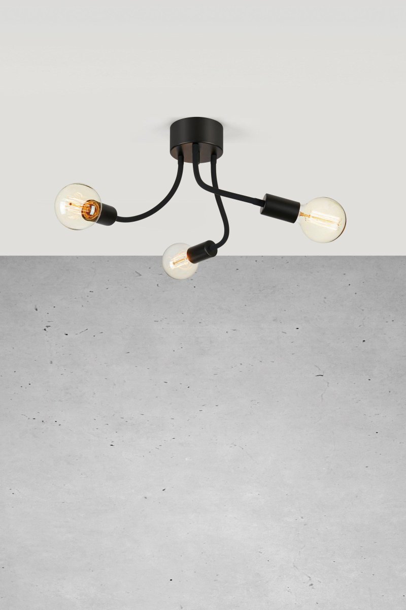 Medusa 44cm Schwarz deckenleuchte Von Markslöjd - Die schwarzen Arme, die von einer einfachen Basis ausgehen, erzeugen ein verspieltes und luftiges Gefühl, während die freiliegenden Glühbirnen für ein warmes und einladendes Licht sorgen.