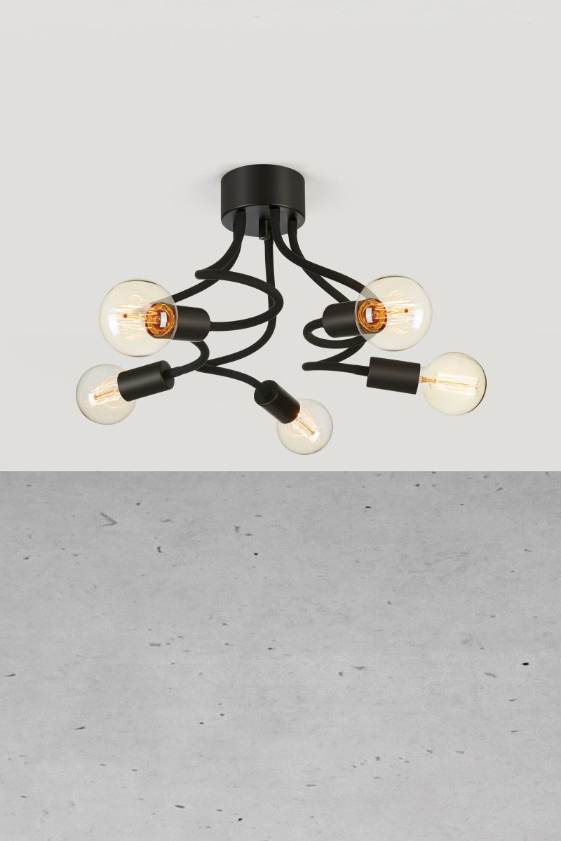 Medusa 70cm Schwarz deckenleuchte Von Markslöjd - Das minimalistische und trendige Design der Lampe macht sie zu einer hervorragenden Ergänzung für moderne und industrielle Inneneinrichtungen.