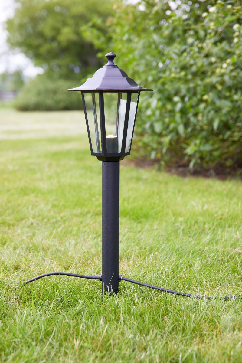 Pollerleuchte 56cm Schwarz Garden 24 Von Markslöjd - Garden 24 verf&uuml;gt &uuml;ber die Schutzart IP44 und ist f&uuml;r die Garten- und Au&szlig;enbeleuchtung geeignet, die Sie einfach installieren k&ouml;nnen.