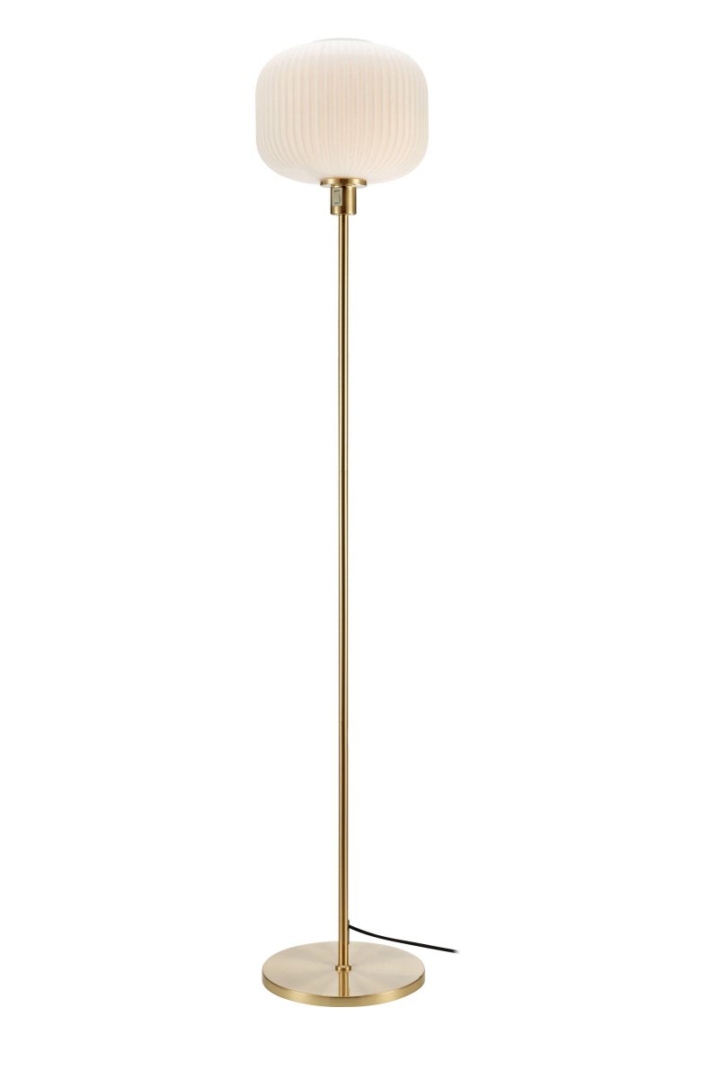 Sober Gebürstetes Messing stehlampe Von Markslöjd - Der Schirm aus Milchglas sorgt für ein angenehmes und sanftes Licht und schafft so eine einladende Atmosphäre.