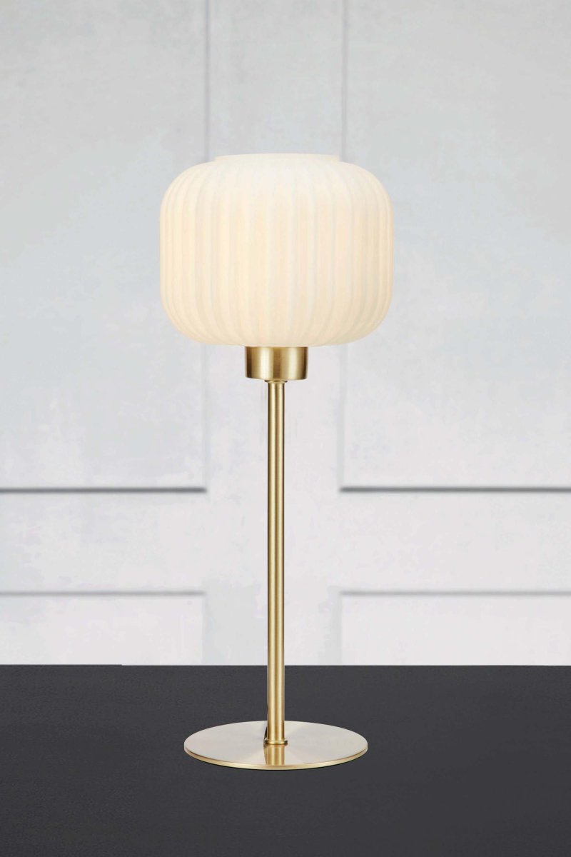 Sober 38cm Gebürstetes Messing tischlampe Von Markslöjd - Sober ist eine elegante Tischlampe mit einem stilvollen Glasschirm und einem Sockel aus geb&uuml;rstetem Messing.
