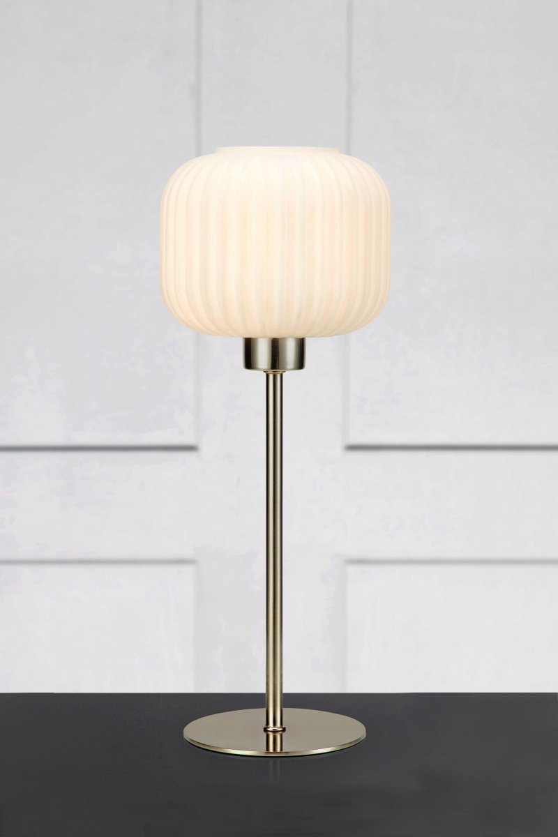 Sober 38cm Stahl tischlampe Von Markslöjd - Sober ist eine elegante Tischlampe mit einem stilvollen Glasschirm und einem Stahlsockel.