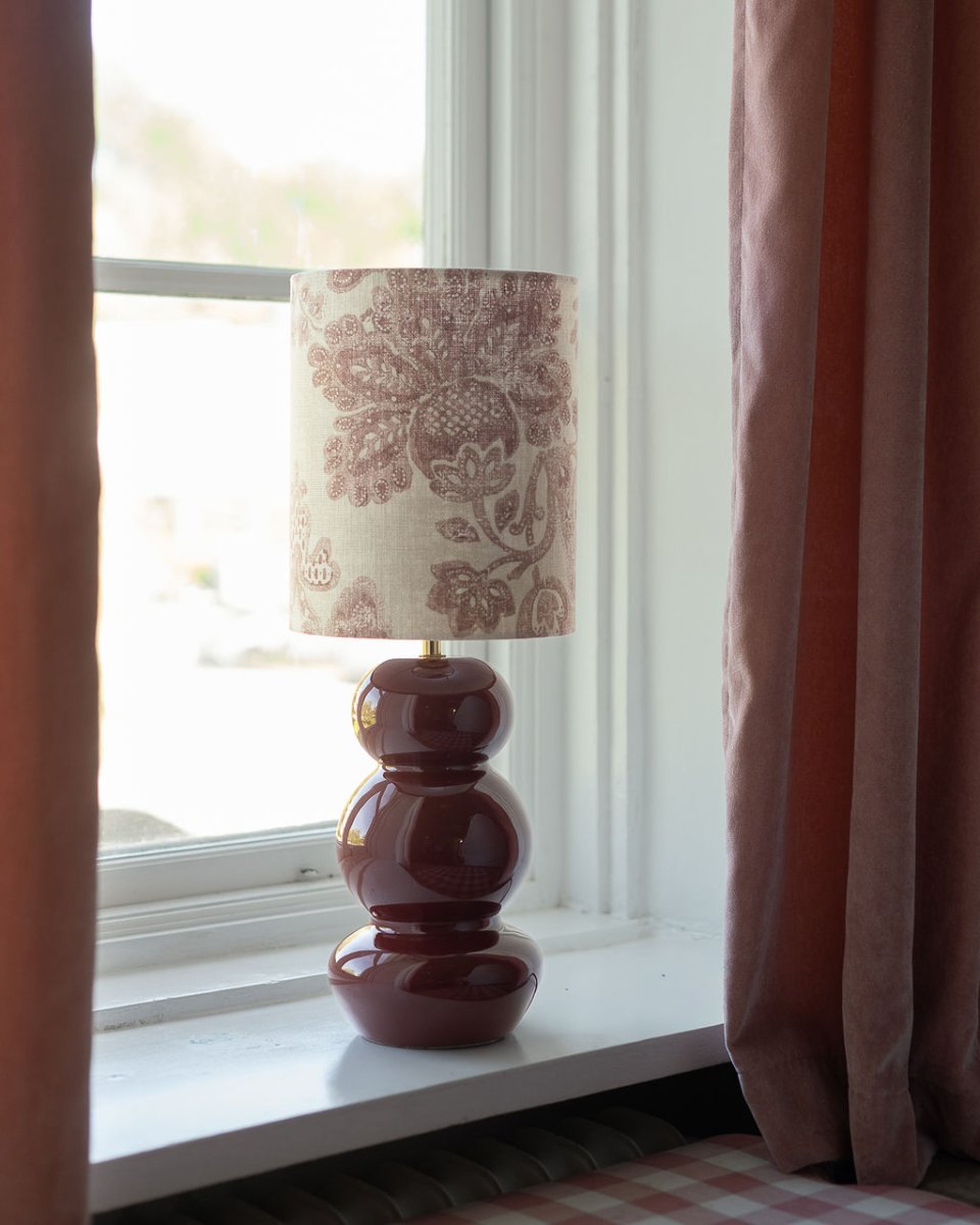 Becca 36cm Dunkelrot lampenfuß Von Alde & Lind - Die abgerundete Form mit drei weichen Segmenten verleiht der Lampe einen verspielten und zugleich stilvollen Ausdruck.