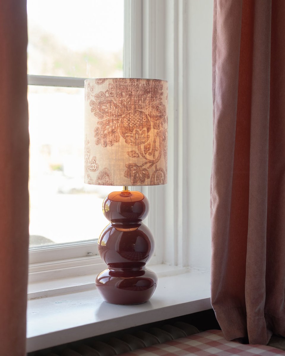 Becca 36cm Dunkelrot lampenfuß Von Alde & Lind - Die abgerundete Form mit drei weichen Segmenten verleiht der Lampe einen verspielten und zugleich stilvollen Ausdruck.