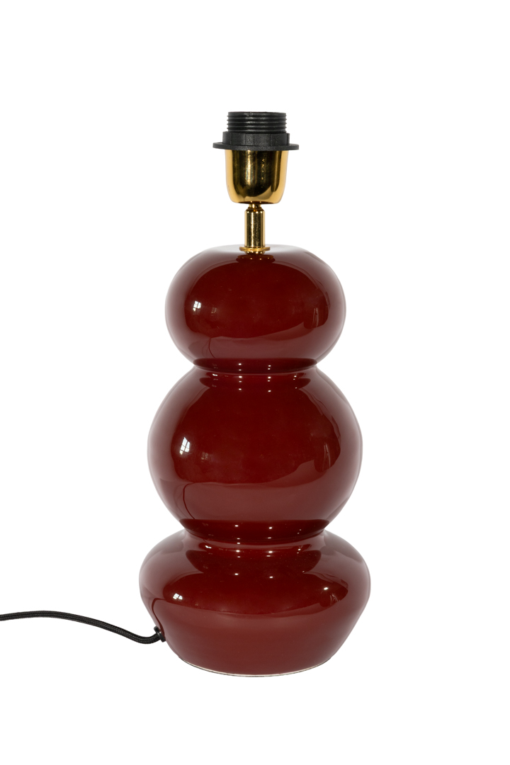Becca 36cm Dunkelrot lampenfuß Von Alde & Lind - Die abgerundete Form mit drei weichen Segmenten verleiht der Lampe einen verspielten und zugleich stilvollen Ausdruck.