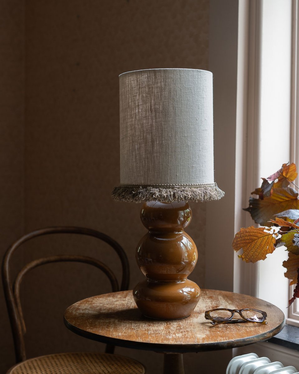 Becca 36cm Braun lampenfuß Von Alde & Lind - Die abgerundete Form mit drei weichen Segmenten verleiht der Lampe einen verspielten und zugleich stilvollen Ausdruck.