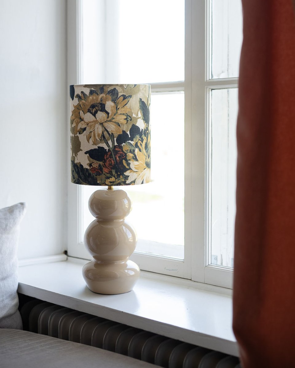 Becca 36cm Beige lampenfuß Von Alde & Lind - Die abgerundete Form mit drei weichen Segmenten verleiht der Lampe einen verspielten und zugleich stilvollen Ausdruck.