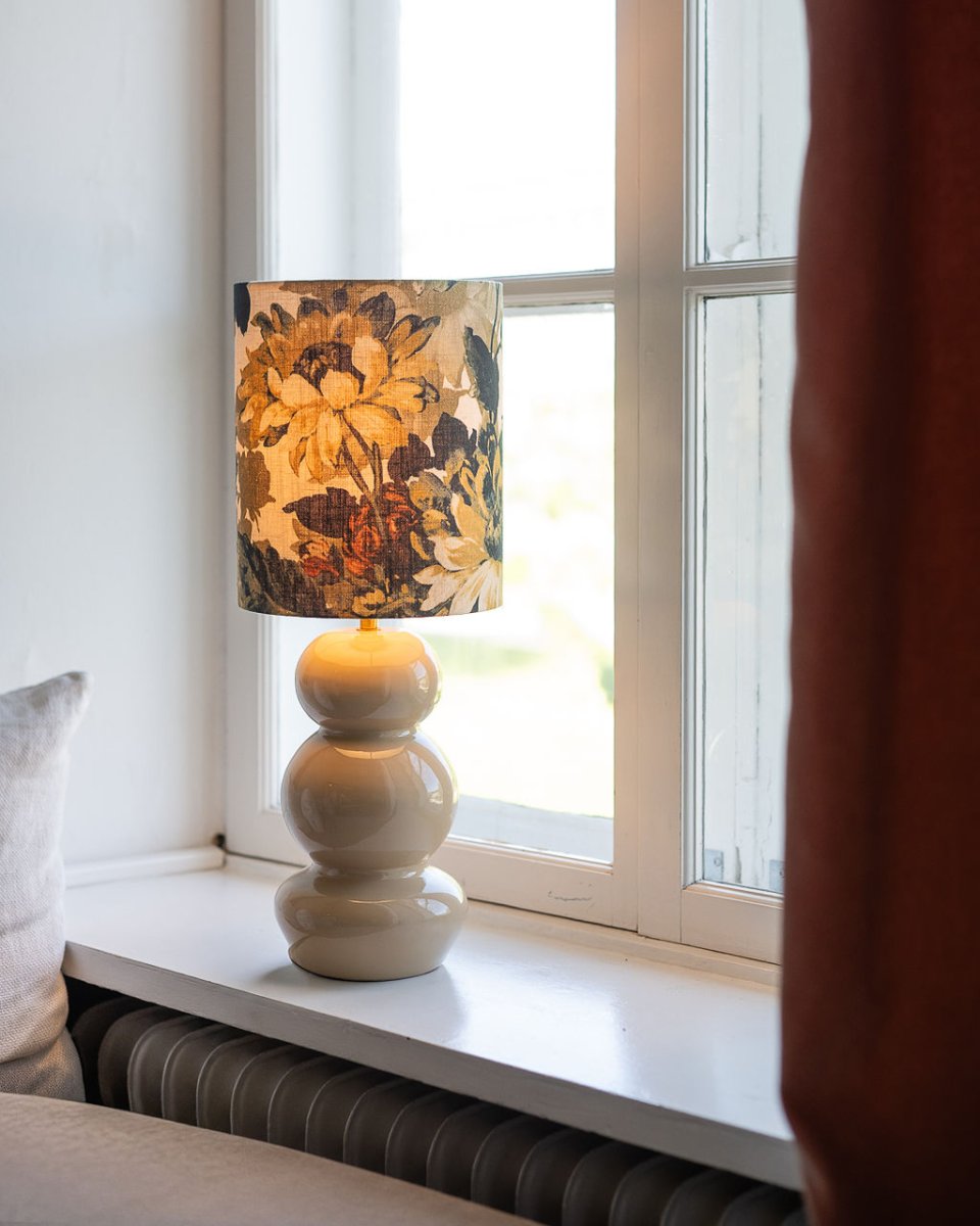 Becca 36cm Beige lampenfuß Von Alde & Lind - Die abgerundete Form mit drei weichen Segmenten verleiht der Lampe einen verspielten und zugleich stilvollen Ausdruck.
