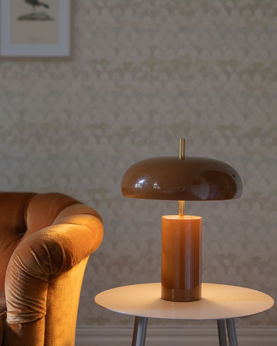Lex 40cm Braun tischlampe Von Alde & Lind - Im Lieferumfang enthalten sind ein 2 m langes schwarzes Kabel, ein Netzschalter und ein Netzstecker.