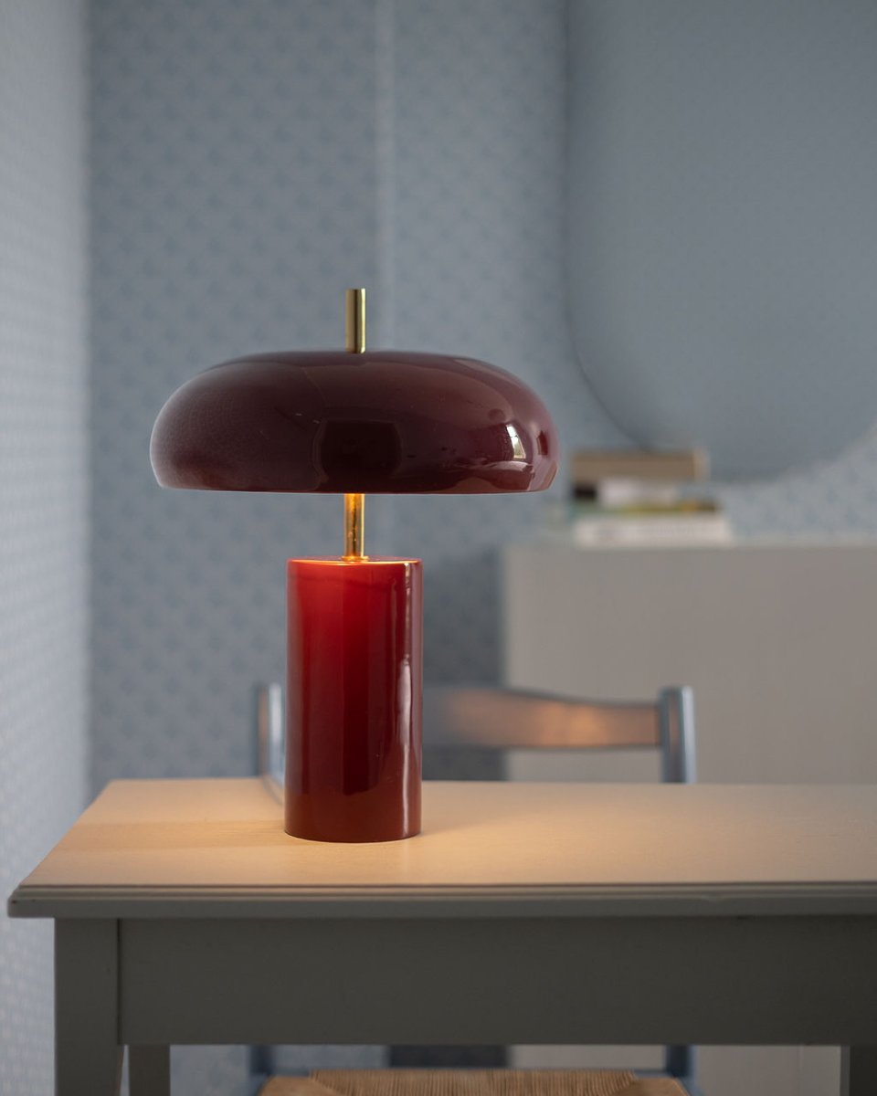 Lex 40cm Dunkelrot tischlampe Von Alde & Lind - Im Lieferumfang enthalten sind ein 2 m langes schwarzes Kabel, ein Netzschalter und ein Netzstecker.