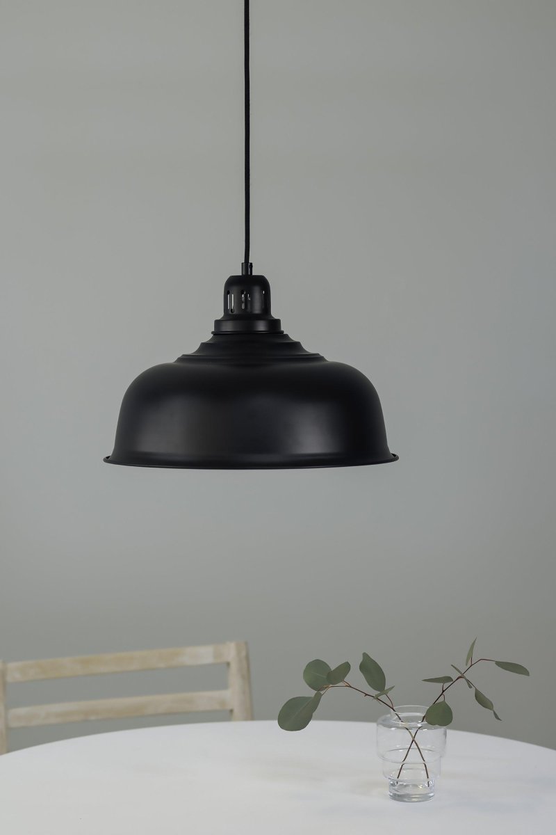 Port Ø37 Schwarz hängelampe Von Markslöjd - Die Lampe h&auml;ngt an einem schwarzen Textilkabel, das ihr eine elegante Note verleiht.