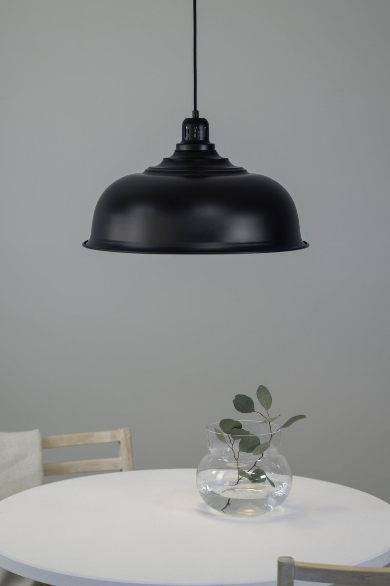 Port Ø50 Schwarz hängelampe Von Markslöjd - Die Lampe h&auml;ngt an einem schwarzen Textilkabel, das ihr eine elegante Note verleiht.