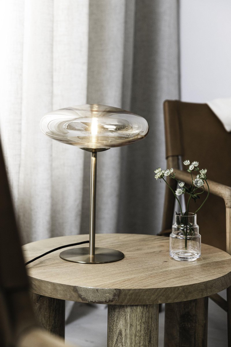 Locus 40cm Messing tischlampe Von Markslöjd - Die Tischlampe Locus strahlt mit ihrem einzigartigen Design aus Gold und Bernsteinglas Luxus und Eleganz aus.