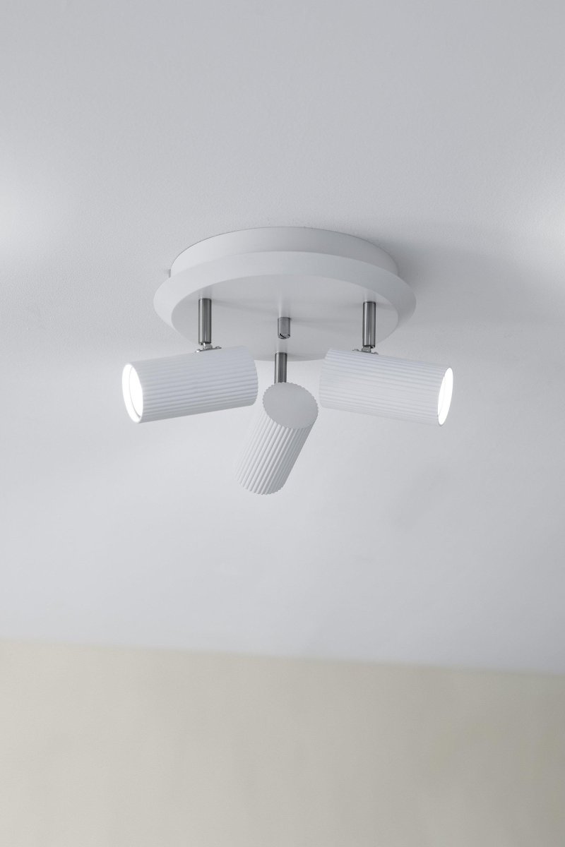 Costilla 3 Weiß spotlight Von Markslöjd - Mit ihrem minimalistischen Design und der hochwertigen Verarbeitung vereint diese Lampe Ästhetik und praktische Beleuchtung und wird zu einem raffinierten Detail in Ihrem Zuhause.